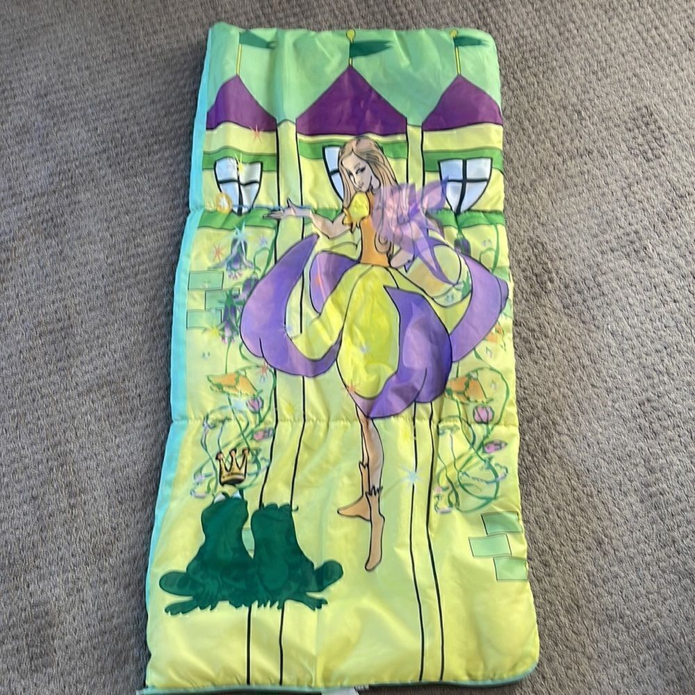 Fairy Princess slumber children’s sleeping bag. Zipper close.